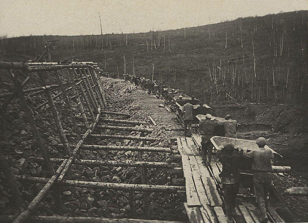 Шесть человек в рабочем посёлке или временном лагере на строительстве БАМа. 15 марта 1934 г.