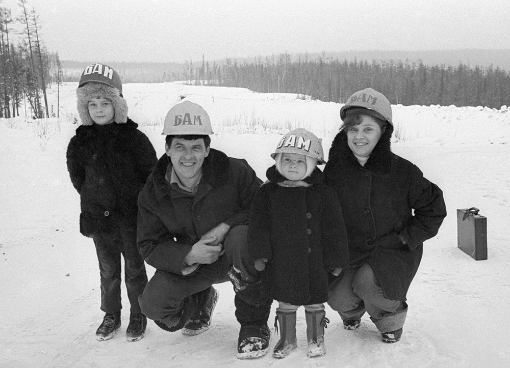 Шесть человек в рабочем посёлке или временном лагере на строительстве БАМа. 15 марта 1934 г.