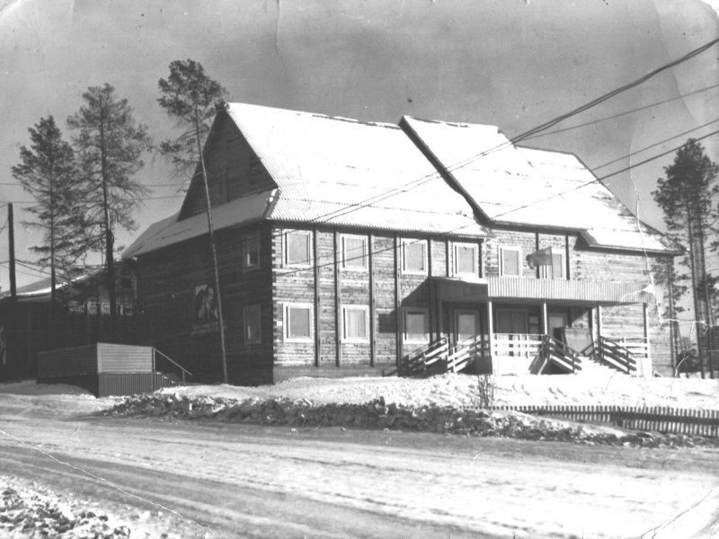 Шесть человек в рабочем посёлке или временном лагере на строительстве БАМа. 15 марта 1934 г.