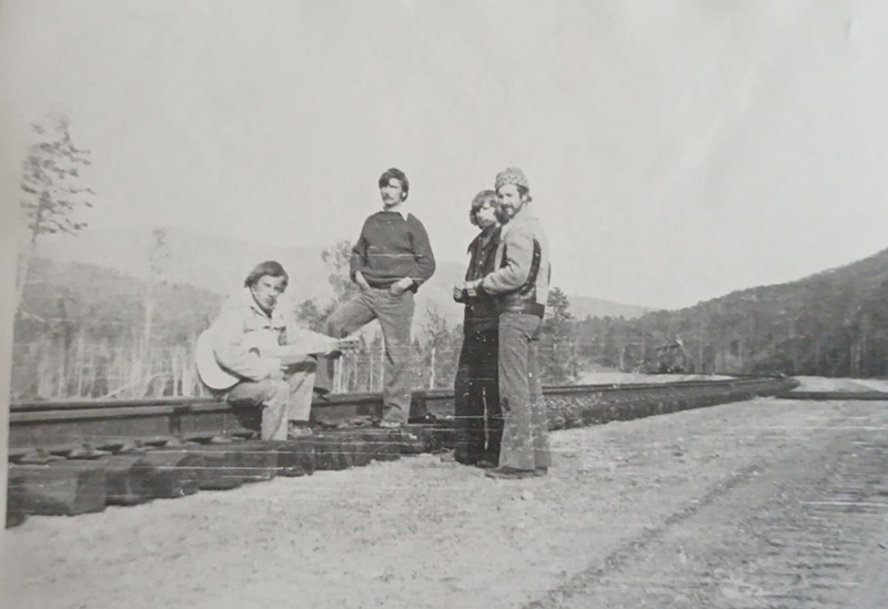 Шесть человек в рабочем посёлке или временном лагере на строительстве БАМа. 15 марта 1934 г.