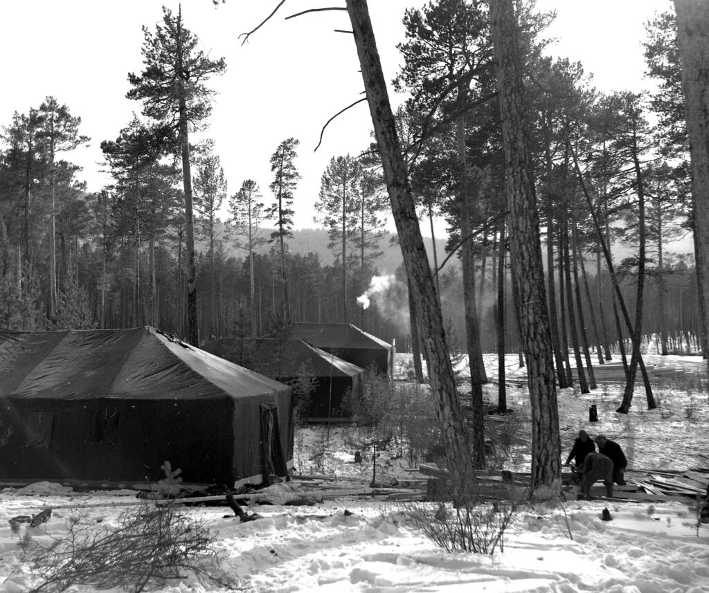 Шесть человек в рабочем посёлке или временном лагере на строительстве БАМа. 15 марта 1934 г.