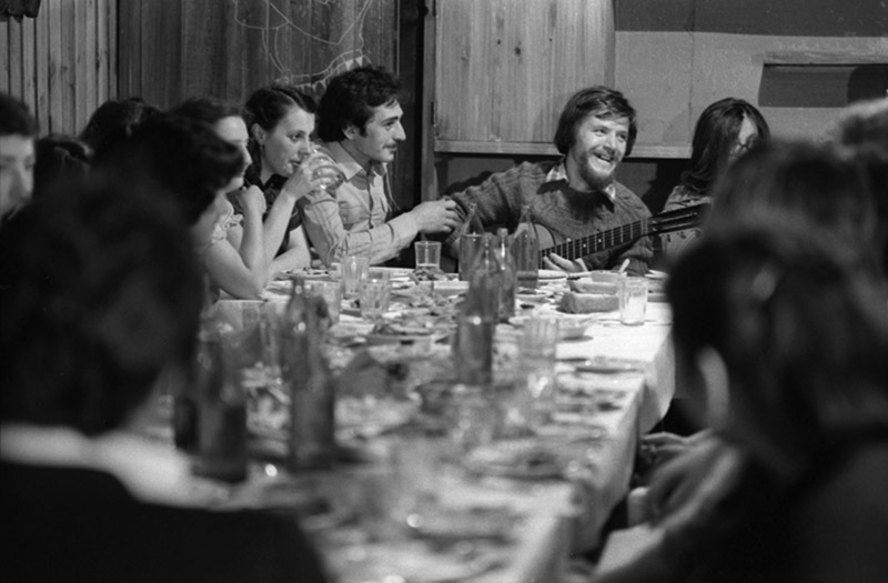 Шесть человек в рабочем посёлке или временном лагере на строительстве БАМа. 15 марта 1934 г.