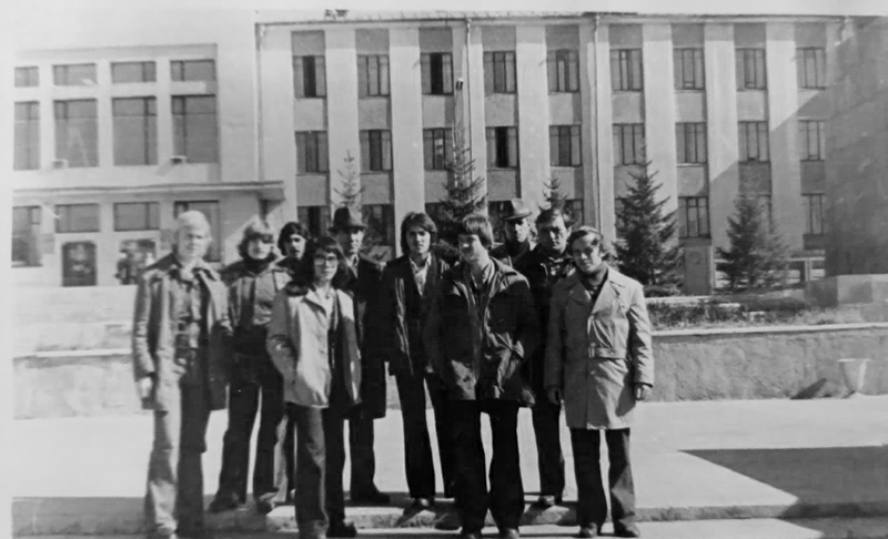 Шесть человек в рабочем посёлке или временном лагере на строительстве БАМа. 15 марта 1934 г.