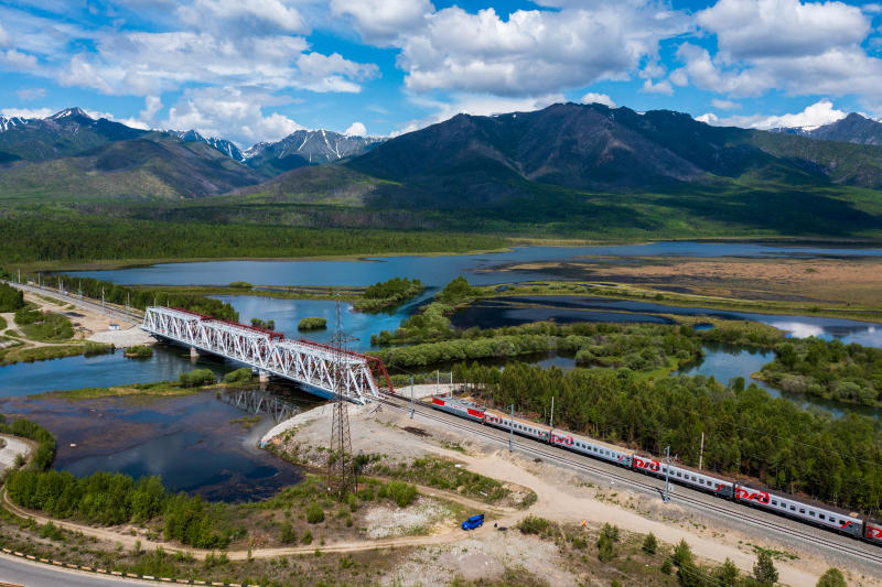 Шесть человек в рабочем посёлке или временном лагере на строительстве БАМа. 15 марта 1934 г.
